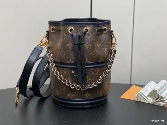 Canoe New Bag-14*20.5*14CM VUITTON LOUIS 0611